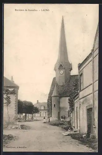 AK Laons, Vue de l`église avec clocher et maisons adjacentes