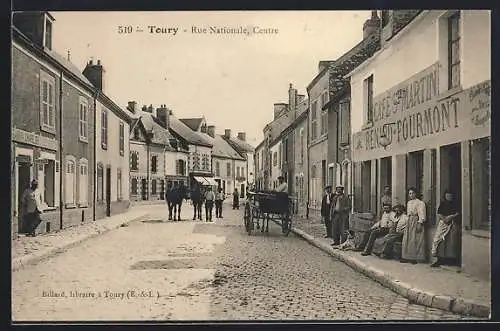 AK Toury, Rue Nationale avec café et calèches