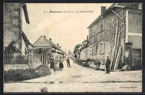 AK Rouvres, La Grande-Rue animée avec habitants et facades de maisons anciennes