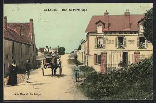 AK La Loupe, Rue de l`Ermitage avec charrette et café animés