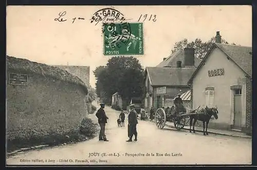 AK Jouy, Perspective de la Rue des Larris avec charrette et passants