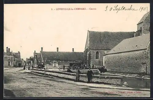 AK Lévesville-la-Chenard, Vue du centre avec église et habitants au bord de la route