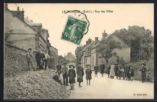 AK Le Moussel, Rue des Villas avec des enfants et maisons typiques