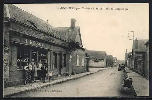 AK Mainvilliers, Rue de la République avec boutique et habitants devant la vitrine