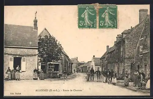 AK Allonnes, Route de Chartres animée avec habitants et bâtiments anciens