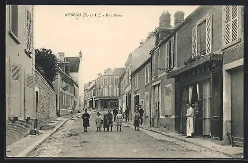 AK Auneau, Rue Basse avec habitants devant les maisons et boutiques