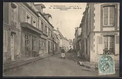 AK La Ferté-Vidame, Rue de la Gloutière avec passants en Normandie