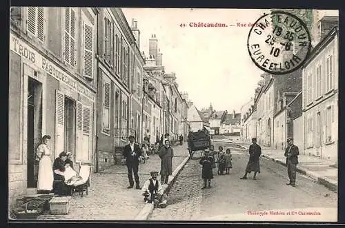 AK Châteaudun, Rue de la République animée avec passants et commerces