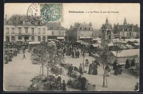 AK Châteaudun, La Place, le jour du Marché