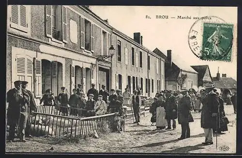 AK Brou, Marché aux porcs animée devant les maisons du village