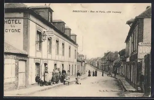 AK Brezolles, Rue de Paris, côté tramway, Hotel du Cygne