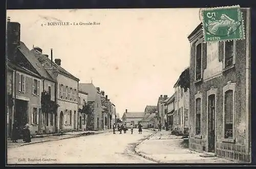 AK Boisville, La Grande-Rue animée avec passants