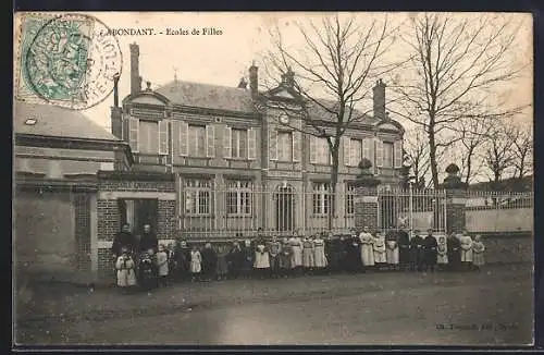 AK Abondant, Écoles de Filles avec élèves devant l`entrée