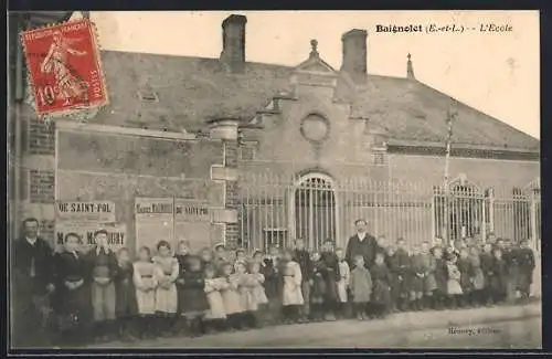 AK Baignolet, L`école avec des élèves et un enseignant devant le bâtiment scolaire