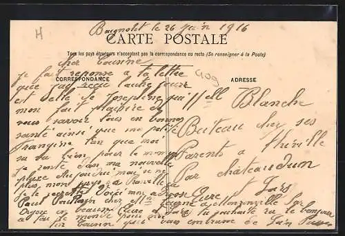 AK Baignolet, L`école avec des élèves et un enseignant devant le bâtiment scolaire