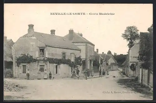 AK Béville-le-Comte, Croix Madeleine et rue principale animée