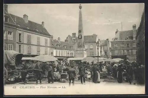 AK Chartres, Place Marceau avec marché animé et obélisque