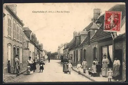 AK Courtalain, Rue de Cloyes avec des passants et des maisons en rangée