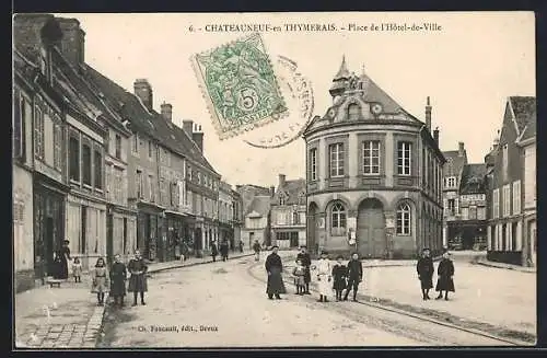 AK Châteauneuf-en-Thymerais, Place de l`Hôtel-de-Ville avec passants