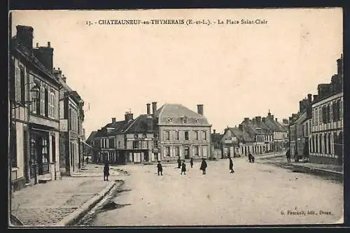 AK Châteauneuf-en-Thymerais, La Place Saint-Clair avec passants et bâtiments d`époque