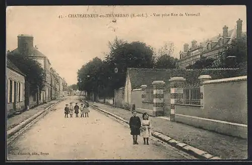 AK Châteauneuf-en-Thymerais, Vue prise Rue de Verneuil avec enfants sur la route