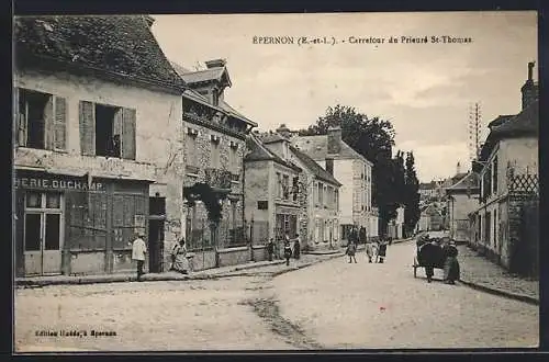 AK Épernon, Carrefour du Prieuré St-Thomas avec scène de rue animée