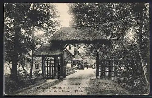 AK La Ferté-Vidame, Pavillon de la Fresnaye l`Arrivée