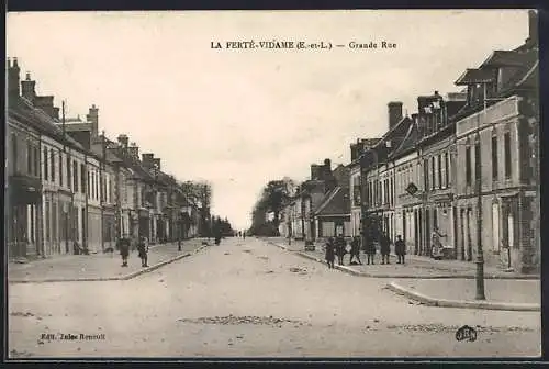 AK La Ferté-Vidame, Grande Rue animée avec passants et maisons alignées