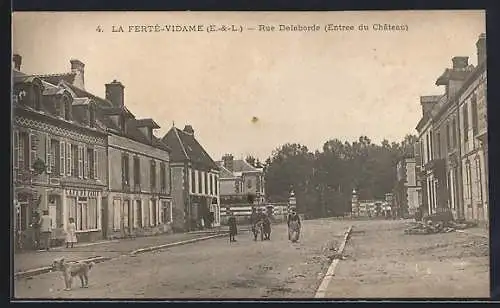 AK La Ferté-Vidame, Rue Delaborde (Entrée du Château)