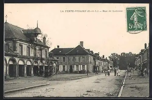 AK La Ferté-Vidame, Rue de Laborde avec bâtiments historiques et passants