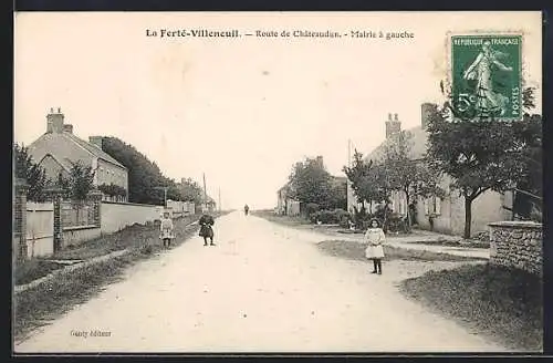 AK La Ferté-Villeneuil, Route de Châteaudun avec mairie à gauche