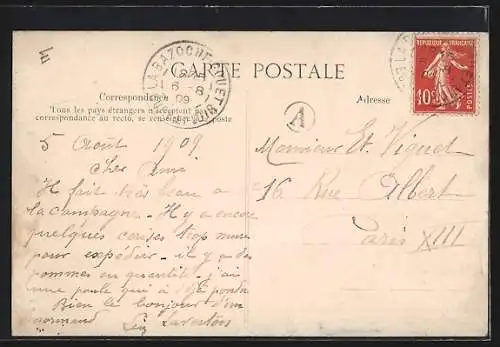 AK Chapelle-Guillaume, Rue de l`Église avec des habitants devant les commerces et l`église à l`arrière-plan