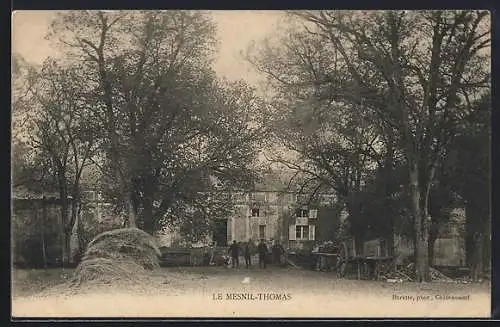 AK Le Mesnil-Thomas, Vue de la place centrale avec arbres et bâtiments historiques