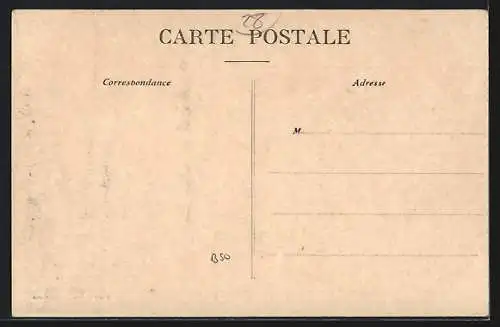 AK Le Mesnil-Thomas, Vue de la place centrale avec arbres et bâtiments historiques