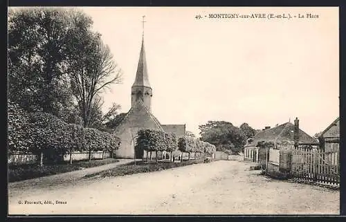 AK Montigny-sur-Avre, La place avec église et maisons bordées d`arbres