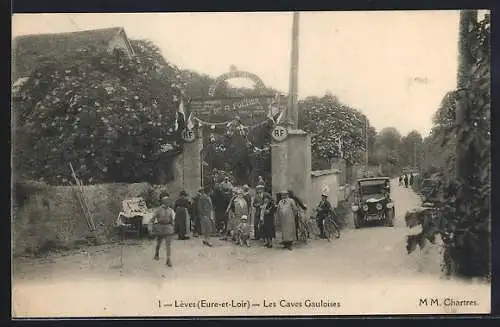 AK Lèves, Entrée des Caves Gauloises avec visiteurs et voiture ancienne