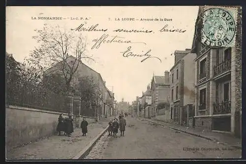 AK La Loupe, Avenue de la Gare avec passants et maisons d`époque