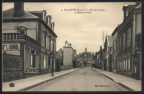 AK La Loupe, Rue de la Gare et Hôtel de Ville