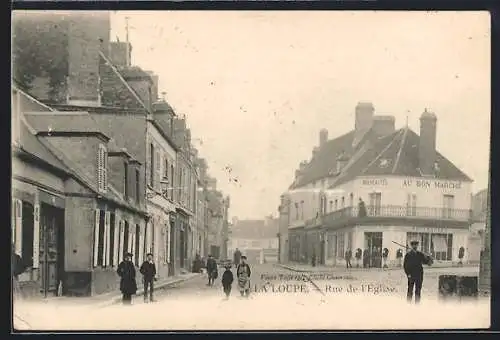 AK La Loupe, Rue de l`Église avec passants et commerces