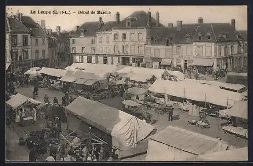 AK La Loupe, Début de marché avec étals et bâtiments historiques en arrière-plan