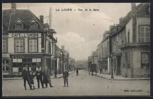 AK La Loupe, Rue de la Gare avec le Café de l`Union et passants