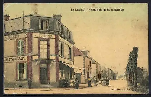 AK La Loupe, Avenue de la Renaissance avec coin restaurant et passants