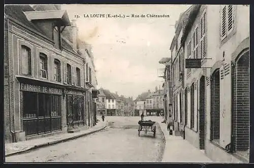 AK La Loupe, Rue de Châteaudun avec une fabrique de meubles et une charrette dans la rue