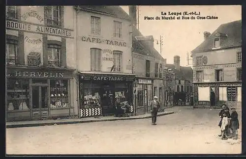 AK La Loupe, Place du Marché et Rue du Gros-Chêne avec commerces et passants