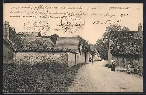 AK Jouy-Saussay, Rue principale avec maisons au toit de chaume et villageois en promenade