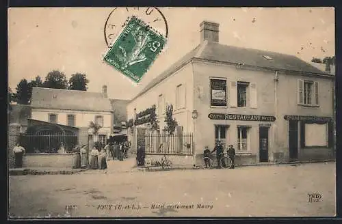 AK Jouy, Hôtel-restaurant Maury et café avec des visiteurs devant