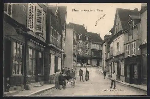 AK Illiers, Rue de la Place animée avec passants et boutiques