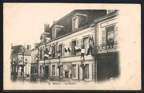 AK Illiers, La Mairie ornée de drapeaux et rue animée