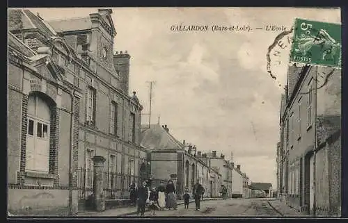 AK Gallardon, L`École et rue animée avec passants