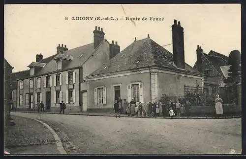 AK Luigny, Route de Fracé avec des habitants devant les maisons